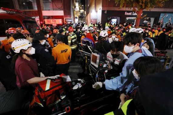 지난달 30일 새벽 서울 용산구 이태원 일대에서 의료진과 경찰, 소방대원들이 대규모 압사사고가 발생한 지역을 수습하고 있다. 2022.10.30/뉴스1 ⓒ News1
