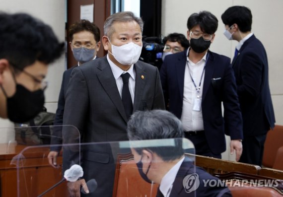 이상민 행정안전부 장관이 1일 오후 국회에서 열린 행정안전위원회 전체회의에 출석하고 있다. 연합뉴스