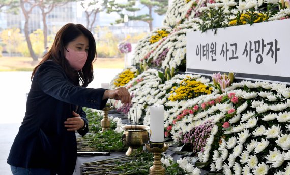 [광주=뉴시스] 변재훈 기자 = 1일 오후 광주 서구 치평동 광주시청에 마련된 이태원 참사 희생자 합동분향소에서 한 시민이 분향하고 있다. 2022.11.01. wisdom21@newsis.com
