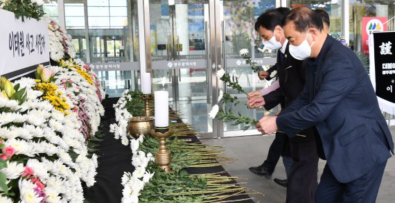 [광주=뉴시스] 변재훈 기자 = 1일 오후 광주 서구 치평동 광주시청에 마련된 이태원 사고 사망자 합동분향소에서 추모 시민들이 헌화하고 있다. 2022.11.01. wisdom21@newsis.com