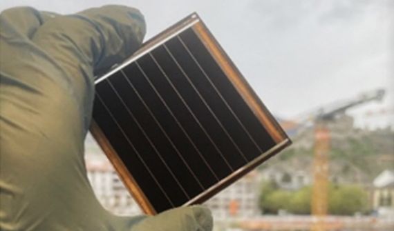 GIST 김호범 교수팀이 개발한 새로운 정공수송층 물질로 페로브스카이트 태양전지를 대면적인 6.5×7㎠ 크기로 만들어도 광전효율이 21.35%에 달했다. GIST 제공
