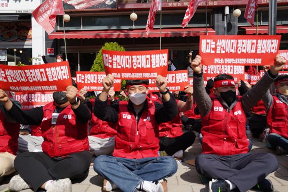 26일 전국화학노조 산하 푸르밀 노조가 서울 영등포구 푸르밀 본사 앞에서 집회를 열고 정리해고 철회를 촉구했다. 사진=박문수 기자