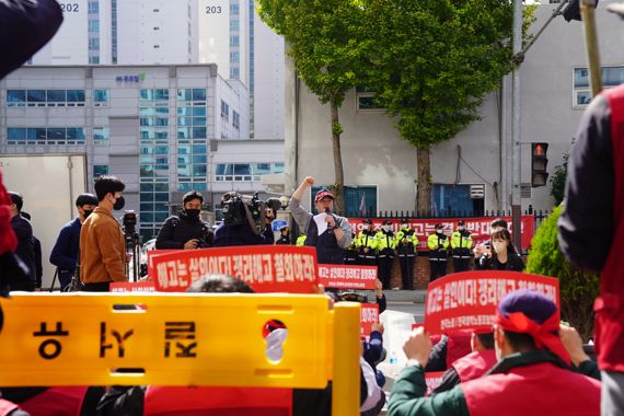 26일 전국화학노조 산하 푸르밀 노조가 서울 영등포구 푸르밀 본사 앞에서 집회를 열고 정리해고 철회를 촉구했다. 사진=박문수 기자