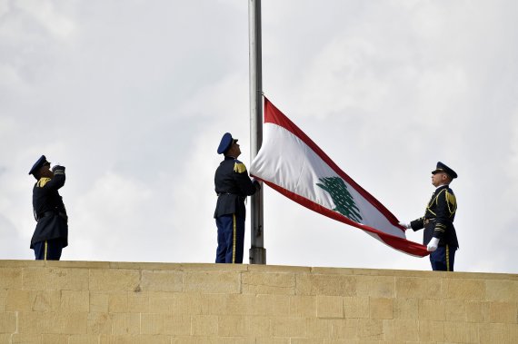 군인들이 레바논 국기를 내리고 있다. /사진=EPA연합뉴스