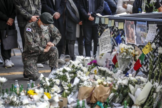 [서울=뉴시스] 정병혁 기자 = 1일 오전 서울 용산구 이태원역에 마련된 추모공간을 찾은 군인이 묵념하고 있다. 2022.11.01. jhope@newsis.com /사진=뉴시스