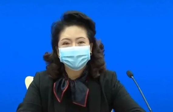 코로나19 방역 브리핑에 고가의 귀걸이를 착용하고 나와 논란이 된 중국 여성 부국장. 중국 매체 캡처.