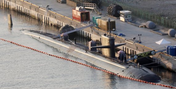 미국 해군의 로스앤젤레스급 핵추진 잠수함 '키웨스트함(SSN 722·6900t급)'이 지난 2022년 11월 2일 부산 남구 해군작전사령부 부산작전기지에 정박해 있다. 이 잠수함은 길이 110m, 최대속력 29노트, 승조원 140~150명이다. 사진=뉴시스