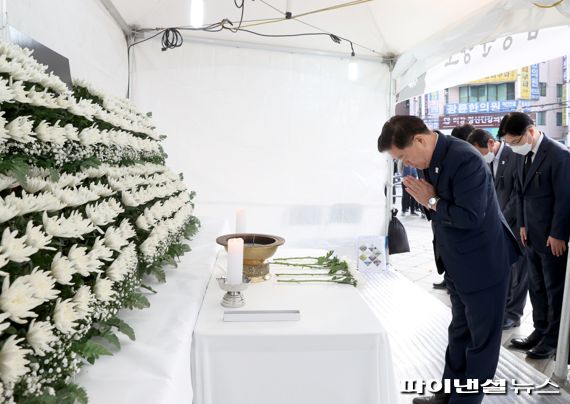 박승원 광명시장 철산동 이천일아울렛 앞(철산역 2번 출구) 이태원 사고 사망자 합동분향소 조문. 사진제공=광명시