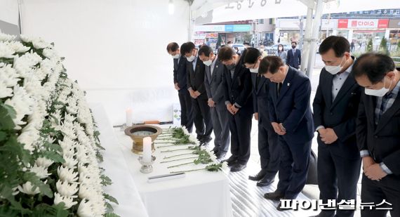 박승원 광명시장 철산동 이천일아울렛 앞(철산역 2번 출구) 이태원 사고 사망자 합동분향소 조문. 사진제공=광명시