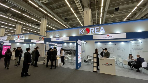 이달 1일부터 3일까지 독일 프랑크푸르트에서 열리는 국제의약품박람회장에 마련한 한국관 전시부스 모습.