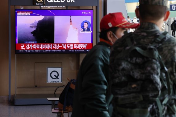 북한 탄도미사일 발사 관련 뉴스 보는 시민들 사진=연합 지면화상