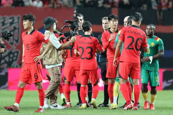 손흥민을 비롯한 대한민국 축구 국가대표팀 선수들이 27일 오후 서울 마포구 상암동 서울월드컵경기장에서 열린 축구 국가대표 평가전 카메룬과의 경기에서 1대 0으로 승리를 거둔 뒤 인사나누고 있다. 2022.9.27/뉴스1 ⓒ News1 이광호 기자