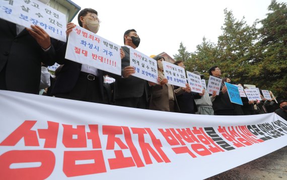 '연쇄성폭행범' 박병화 원룸 주인 ‘계약해지 통보서' 전달