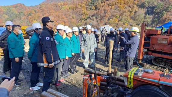 광산 매몰사고 현장 찾은 고용장관 "중대법 적용보다 구조 시급"