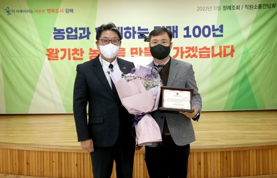 사진 왼편 홍태용 김해시장, 김정대 나우이엔에스 대표