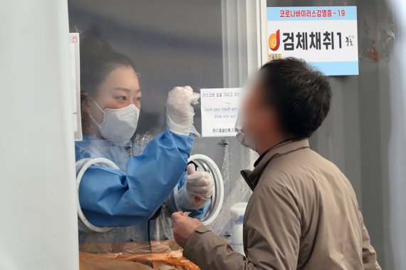 2일 오후 서울 중구 서울역광장에 마련된 신종 코로나바이러스 감염증(코로나19) 임시선별진료소에서 시민이 검사를 받고 있다. 뉴스1 제공