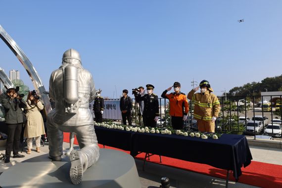 울산지역 순직 소방공무원 9인 추모조형물 제막식 가져