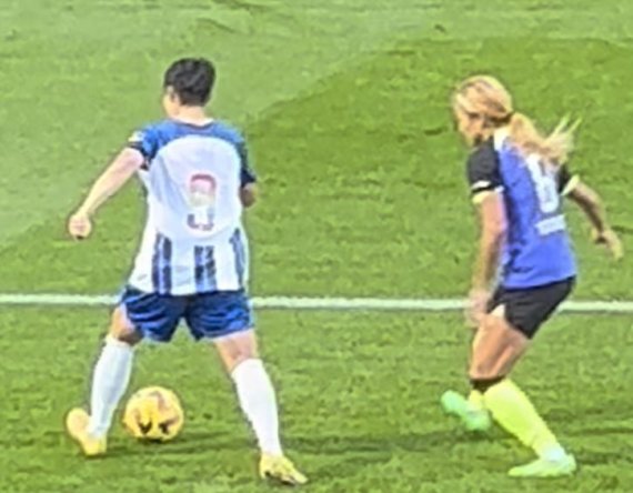 검은색 밴드를 차고 맞대결을 펼치는 이금민(왼쪽)과 조소현