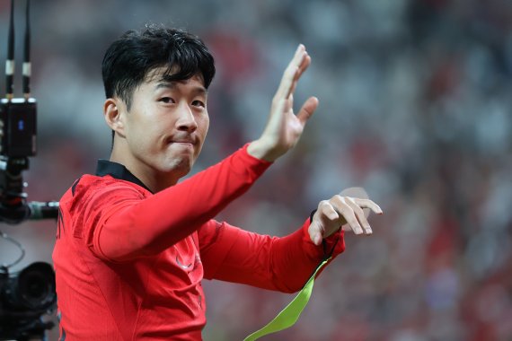 손흥민이 27일 오후 서울 마포구 상암동 서울월드컵경기장에서 열린 축구 국가대표 평가전 대한민국과 카메룬의 경기에서 1대 0 승리로 경기를 마친뒤 그라운드를 돌며 팬들에게 인사하고 있다. 2022.9.27/뉴스1 ⓒ News1 이광호 기자