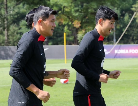 유럽에서 활약 중인 손흥민(오른쪽)과 김민재 등은 시즌 도중 카타르 월드컵에 임한다. /뉴스1 ⓒ News1 박세연 기자