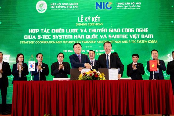 10월27일 베트남 하노이 NCC센터에서 이병화 에스텍시스템 대표(왼쪽)와 응우옌쫑꽁 새니텍 베트남 대표가 합작법인 설립에 서명한 후 기념촬영을 하고 있다. 에스텍시스템 제공.