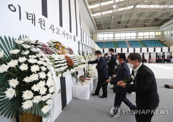 2일 이태원 참사로 숨진 이들을 추모하기 위해 대구 두류공원 내 안병근올림픽기념유도관에 마련된 합동분향소에서 희생자를 애도하는 시민들의 발길이 이어지고 있다. /사진=연합뉴스