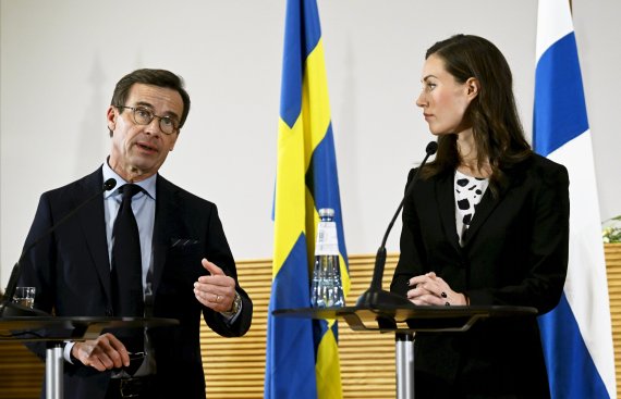 울프 크리스테르손 스웨덴 총리(왼쪽)와 산나 마린 핀란드 총리. 뉴시스