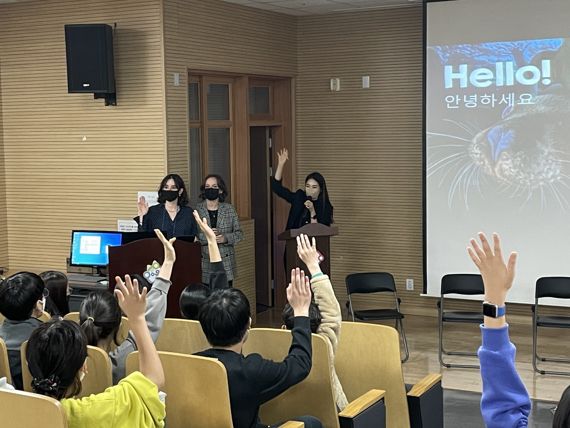 에이미 미크(왼쪽 첫번째)과 엘라 미크(가운데) 자매가 2일 서울 은평구 서울어울초등학교에 방문해 학생들에게 플라스틱 줄이기 캠페인에 대해 설명하고 있다. 사진=이승연 기자
