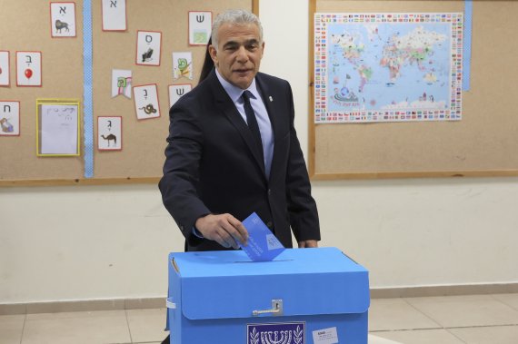 [텔아비브=AP/뉴시스] 야이르 라피드 이스라엘 총리가 1일(현지시간) 텔아비브의 한 투표소에서 투표하고 있다. 극심한 정치 분열 속에 이스라엘은 3년 반 동안 5번째 총선을 치르고 있다. 2022.11.01.