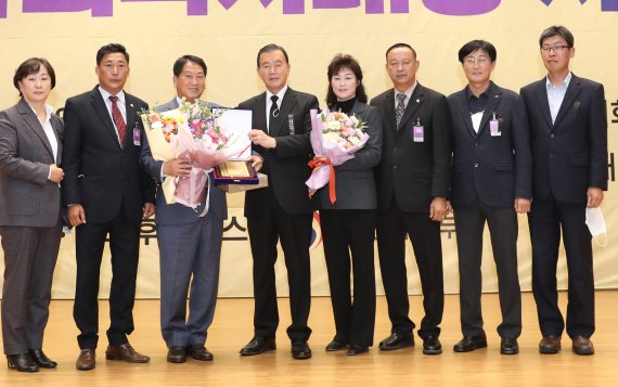 예산군의회 이상우 의장(왼쪽에서 3번째)이 서울사회복지대상 대회장상을 받고 기념촬영을 하고 있다. (예산군의회 제공)/뉴스1