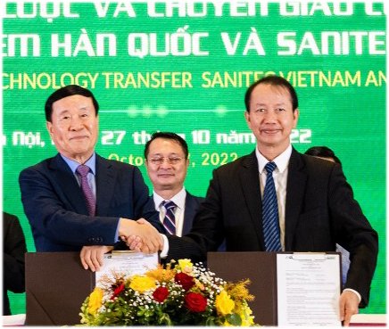 이병화 에스텍시스템 대표(왼쪽)와 응우옌쫑꽁 새니텍 베트남 대표가 지난달 27일 베트남 하노이 NCC센터에서 합작법인 설립에 서명한 후 기념촬영을 하고 있다. 에스텍시스템 제공