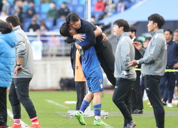 29일 오후 경기 수원시 팔달구 수원월드컵경기장에서 열린 프로축구 ‘하나원큐 K리그 승강플레이오프' 2차전 수원 삼성 블루윙즈와 FC안양의 경기 종료 후 수원 오현규가 이병근 감독을 부둥켜 안고 있다. 이날 경기는 연장전 끝에 2대1 수원의 승리로 끝나며 수원 삼성 블루윙즈가 1부 리그에 잔류하게 된다. 2022.10.29/뉴스1 ⓒ News1 김영운 기자