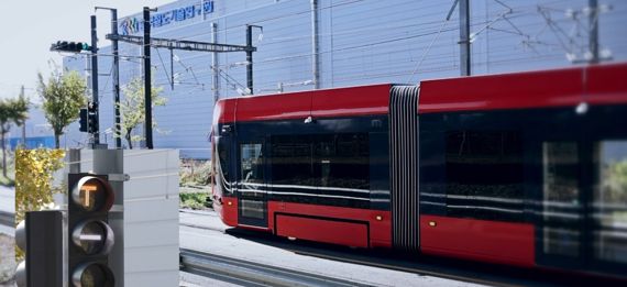 철도기술연구원의 '무가선 트램 자율주행기술'이 적용된 노면 경전철은 차량·사물통신을 이용해 트램신호 제어기 정보 연계해 출발과 정지를 스스로 제어할 수 있다. 철도기술연구원 제공