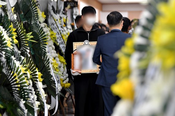 [광주=뉴시스] 이영주 기자 = 지난 2일 오전 광주 서구 한 장례식장에서 이태원 참사로 숨진 A(26)씨의 영정이 발인제를 마친 뒤 떠날 준비를 하고 있다. 2022.11.02. leeyj2578@newsis.com