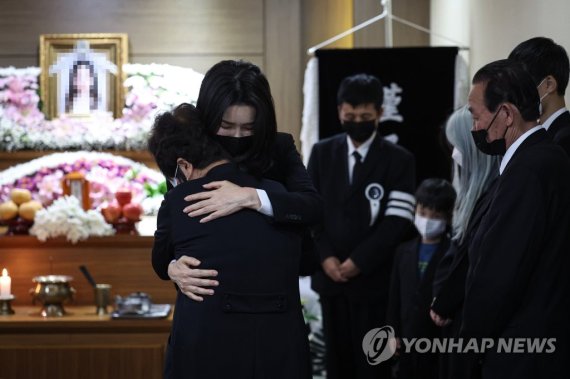 이태원 참사 고교생 희생자 빈소 방문한 김건희 여사 이태원 참사 고교생 희생자 빈소 방문한 김건희 여사 (서울=연합뉴스) 안정원 기자 = 김건희 여사가 2일 오후 이태원 참사 고교생 희생자 빈소가 마련된 서울 노원구 한 장례식장을 방문, 유가족을 위로하고 있다, 2022.11.2 [대통령실 제공. 재판매 및 DB금지] jeong@yna.co.kr (끝)