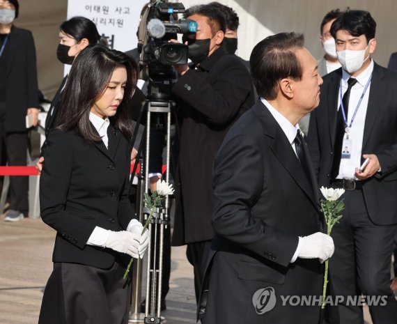 합동분향소 조문하는 윤석열 대통령 내외 합동분향소 조문하는 윤석열 대통령 내외 (서울=연합뉴스) 임헌정 기자 = 윤석열 대통령과 김건희 여사가 31일 오전 서울 중구 서울시청 광장에 설치된 이태원 사고 사망자 합동분향소를 찾아 조문하고 있다. 2022.10.31 kane@yna.co.kr (끝)
