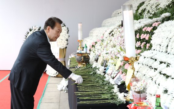 尹대통령, 서울광장 합동분향소 조문…나흘째 희생자 애도