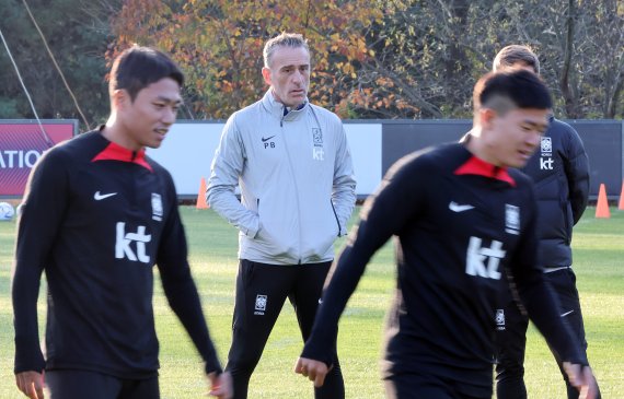 대한민국 축구대표팀 파울루 벤투 감독이 2일 오전 경기 파주 국가대표 트레이닝센터(NFC)에서 선수들의 훈련을 지켜보고 있다. 2022.11.2/뉴스1 ⓒ News1 이동해 기자 /사진=뉴스1