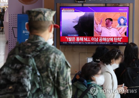 2일 서울역에서 시민들이 북한 탄도미사일 발사 관련 뉴스를 보고 있다. /연합뉴스