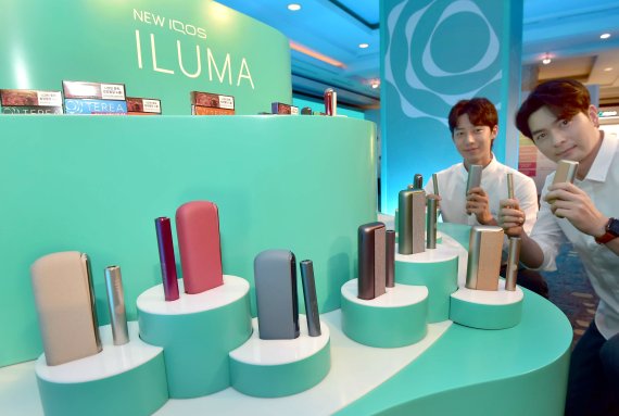 25일 서울 중구 롯데호텔 그랜드볼룸에서 모델들이 한국필립모리스가 출시한 아이코스 일루마 시리즈를 소개하고 있다. 한국필립모리스가 출시하는 아이코스 일루마 시리즈는 새로운 방식의 담배 가열 시스템(Tobacco Heating System)이 적용되어 블레이드가 없고 클리닝이 필요 없다는 점이 특징이다. 아이코스 일루마 시리즈는 오는 11월10일부터 전국 15개 모든 아이코스 직영 매장을 비롯해 서울, 부산 및 수도권 일부 지역의 아이코스 공식 판매처 및 편의점에서 판매된다. 이에 앞선 10월 28일부터는 전국 10개 아이코스 직영 