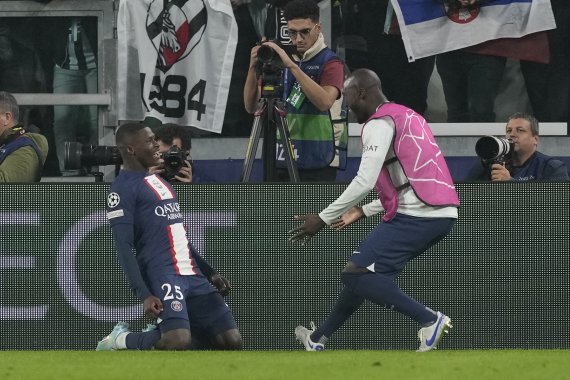 [토리노=AP/뉴시스] 파리 생제르맹 누누 멘데스가 챔피언스리그 유벤투스전에서 골을 넣은 뒤 기뻐하고 있다. 2022.11.03.