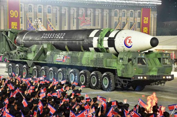 북한 대륙간탄도미사일(ICBM) '화성-17형'. 길이 22∼24ｍ로 추정되는 화성-17형은 세계 최장 '괴물 ICBM'이라는 평가를 받은 바 있다. 사진=노동신문 캡처