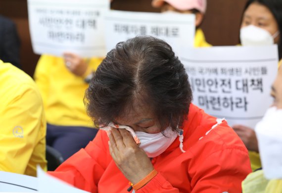 [서울=뉴시스] 김진아 기자 = 3일 서울 종로구 참여연대에서 열린 재난·산재 참사 피해단체, 종교· 시민사회· 노동단체, 이태원 참사와 정부 대응에 대한 긴급 기자회견에서 스텔라데이지호 실종 선원 가족 이영문 씨가 눈물을 흘리고 있다. 2022.11.03. bluesoda@newsis.com /사진=뉴시스