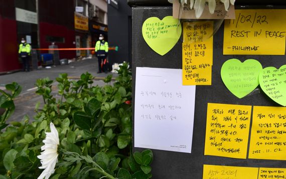 3일 서울 용산구 이태원역 1번 출구에 마련된 이태원 사고 희생자 추모 공간에 시민들이 놓고 간 조화와 추모글이 남겨져 있다.