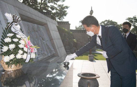 경북 구미시가 보훈예산을 대폭 확대하는 등 국가유공자 예우에 선제적으로 대응한다. 사진은 충혼탑에서 분향하는 김장호 구미시장. 사진=뉴스1