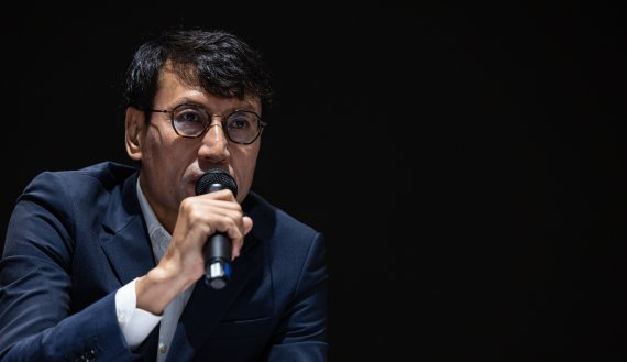 홍은택 카카오 각자대표가 19일 오전 경기도 성남시 판교 카카오 아지트에서 열린 '데이터센터 화재로 인한 장애' 관련 대국민 기자회견 도중 취재진 질문에 답하고 있다. (공동취재) 2022.10.19/뉴스1 ⓒ News1 민경석 기자