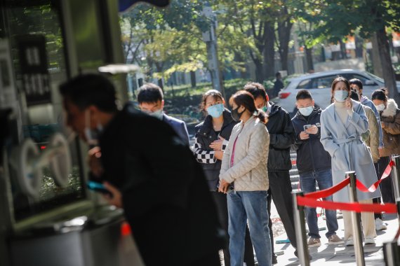 중국 베이징에서 3일 시민들이 코로나19 검사를 받기 위해 대기하고 있다. EPA연합