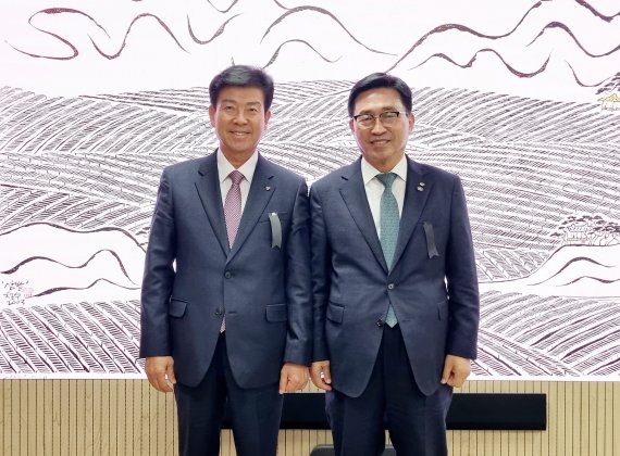 [세종=뉴시스] 김춘진 한국농수산식품유통공사(aT) 사장(오른쪽)과 박범인 금산군수가 간담회 후 사진 촬영을 하고 있다. (사진=aT 제공) *재판매 및 DB 금지