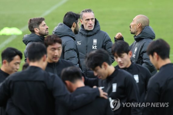 훈련 준비하는 벤투 감독과 선수들 훈련 준비하는 벤투 감독과 선수들 (파주=연합뉴스) 서대연 기자 = 3일 경기도 파주 NFC(축구대표팀 트레이닝센터)에서 열린 축구 남자 국가대표팀 소집훈련에서 파울루 벤투 감독과 선수들이 훈련을 준비하고 있다. 국내파 선수 위주로 구성된 대표팀은 11일 경기도 화성종합경기타운 주경기장에서 아이슬란드와 평가전을 치른다. 2022.11.3 dwise@yna.co.kr (끝)