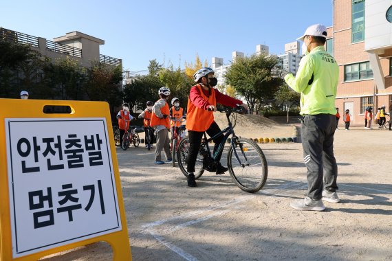 지난 달 25일 서울 노원구 노일초등학교에서 학생들이 서울시의 '학교로 찾아가는 자전거 안전교육'을 받고 있다. 사진=서동일 기자